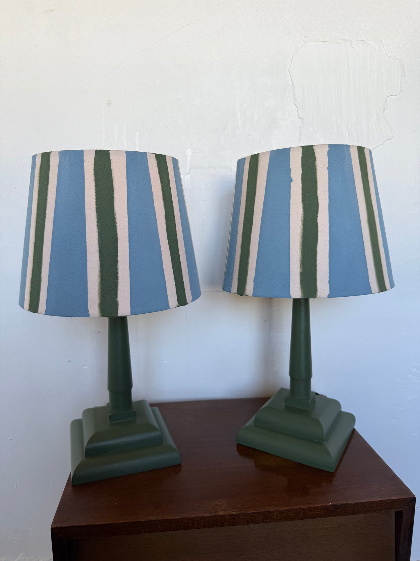 Paire de lampes vintage en bois avec leur abat jour rayé beige bleu et vert&nbsp;