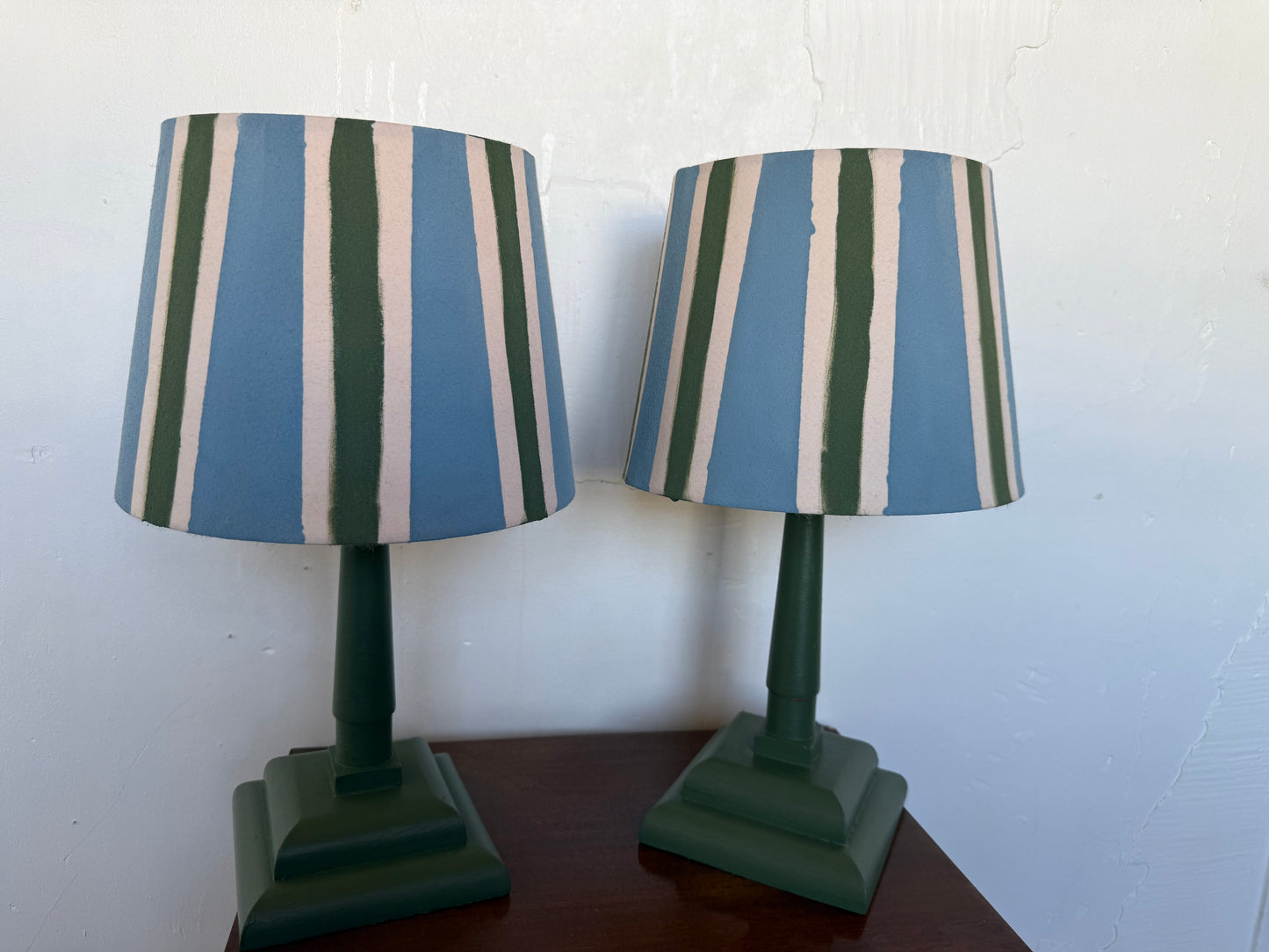 Paire de lampes vintage en bois avec leur abat jour rayé beige bleu et vert&nbsp;