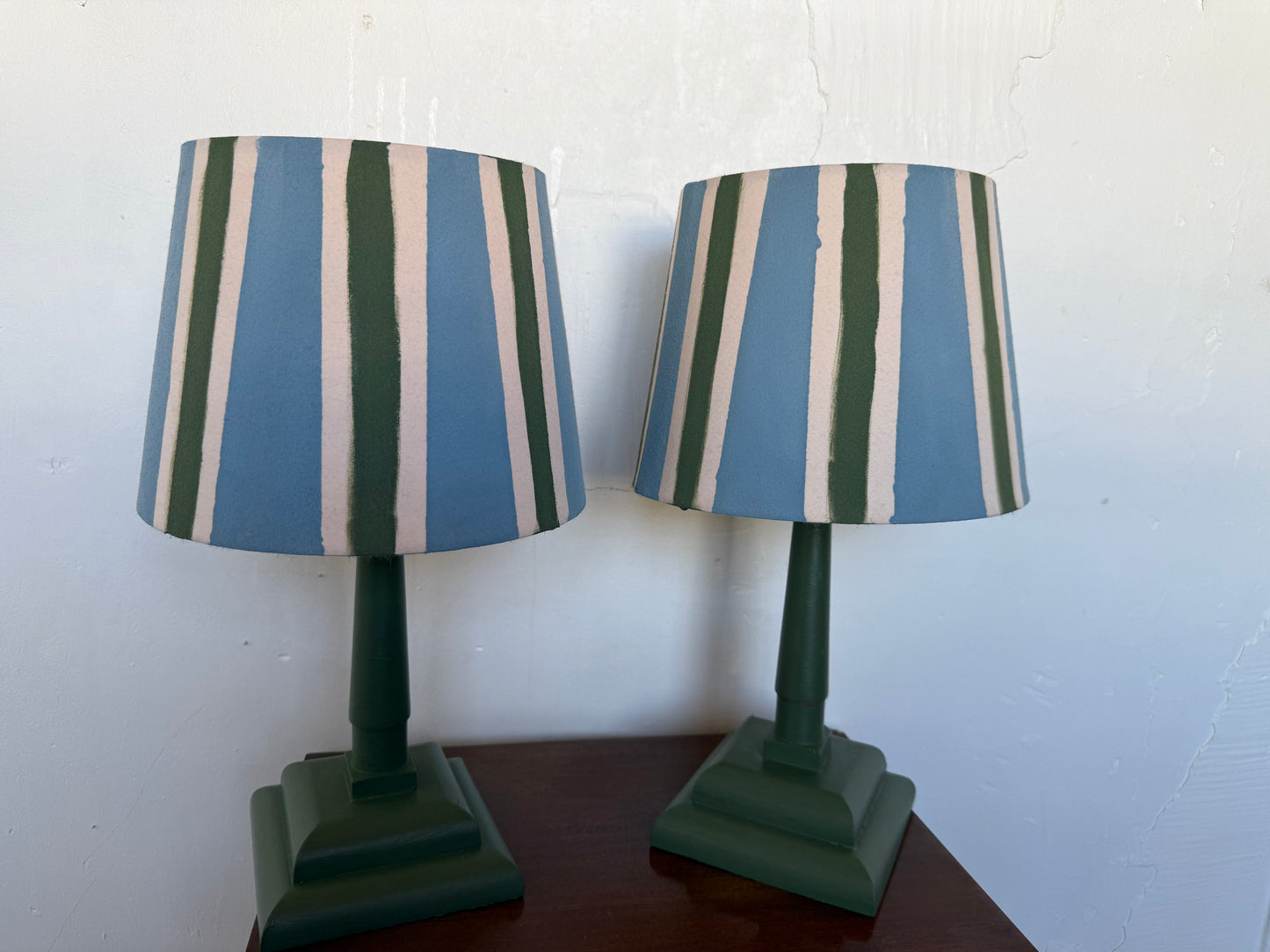 Paire de lampes vintage en bois avec leur abat jour rayé beige bleu et vert&nbsp;