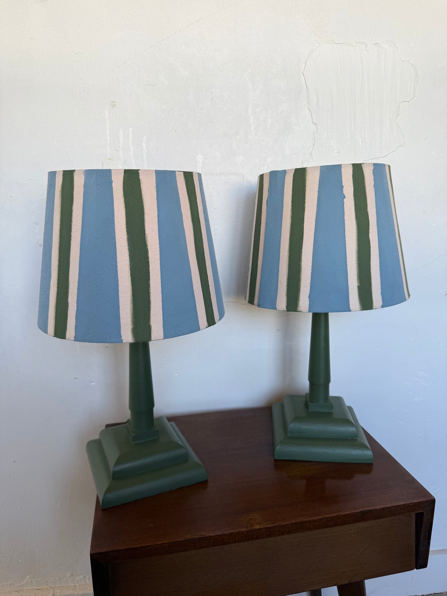 Paire de lampes vintage en bois avec leur abat jour rayé beige bleu et vert&nbsp;