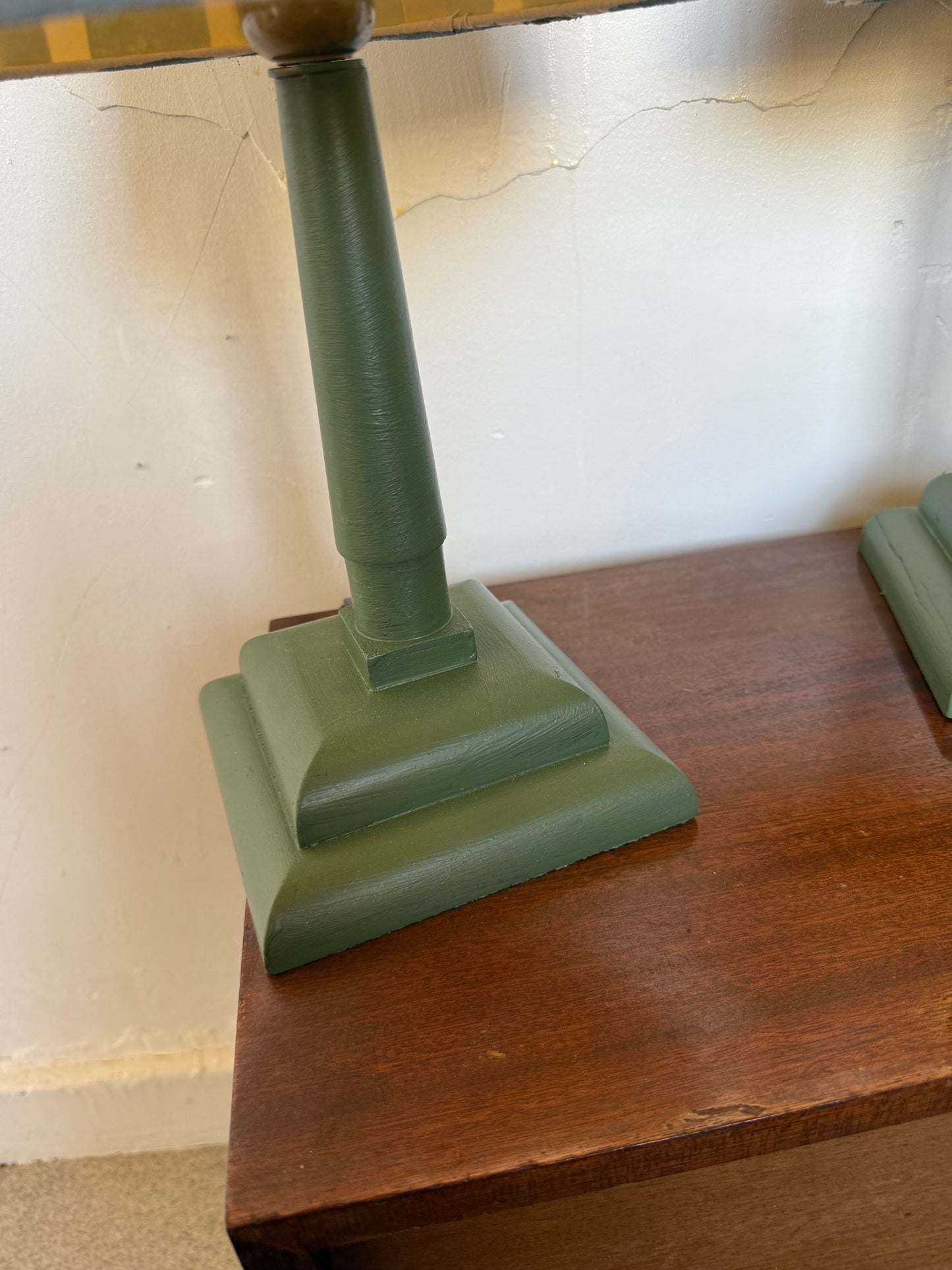 Paire de lampes vintage en bois avec leur abat jour rayé beige bleu et vert&nbsp;