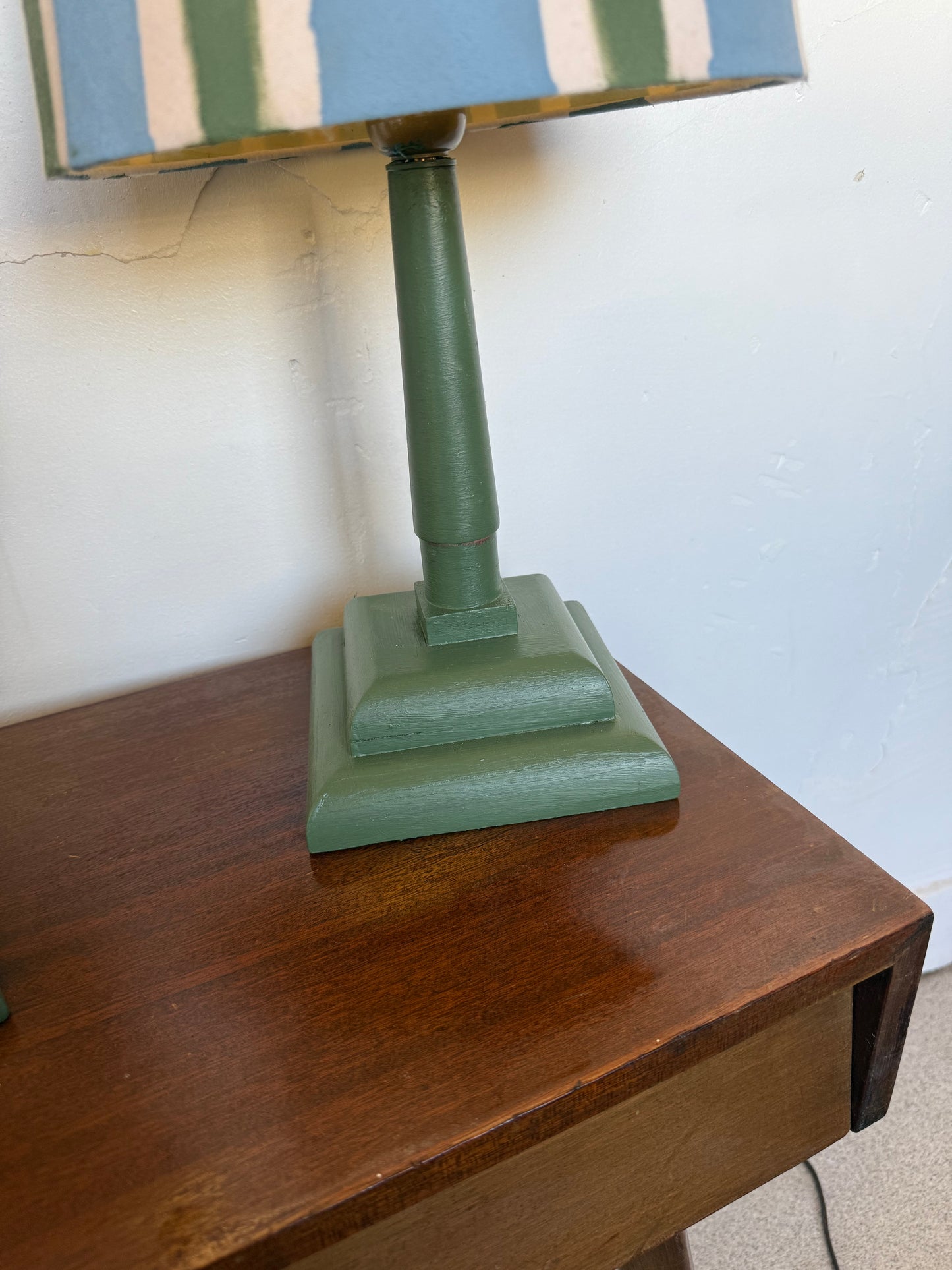 Paire de lampes vintage en bois avec leur abat jour rayé beige bleu et vert&nbsp;