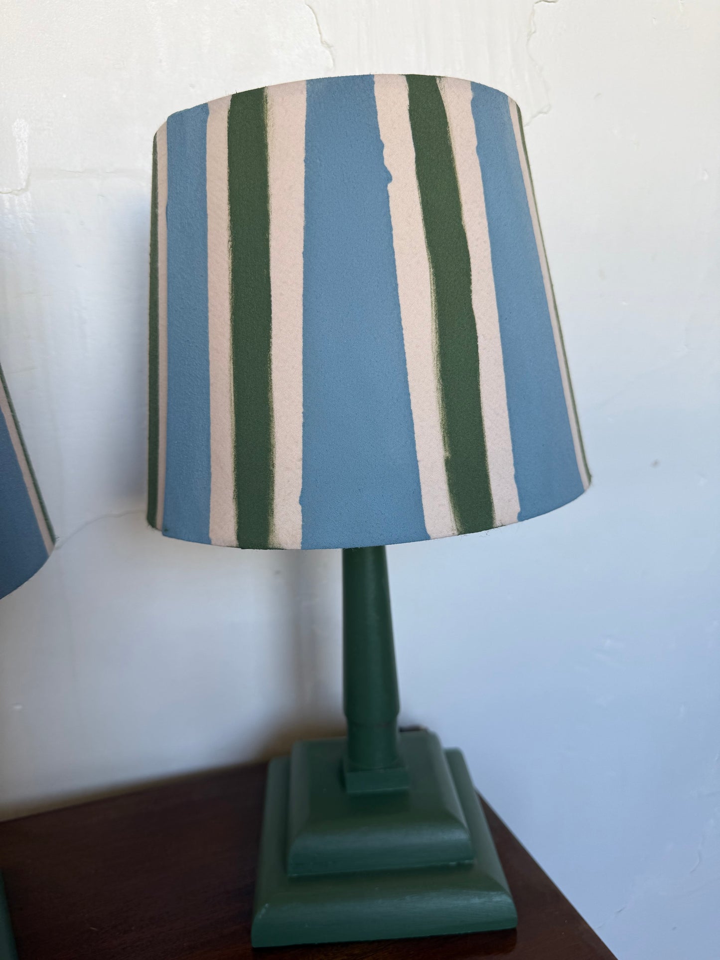 Paire de lampes vintage en bois avec leur abat jour rayé beige bleu et vert&nbsp;