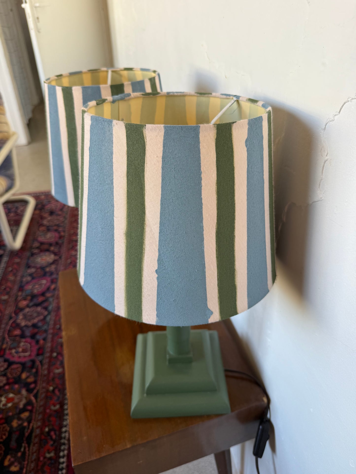 Paire de lampes vintage en bois avec leur abat jour rayé beige bleu et vert&nbsp;