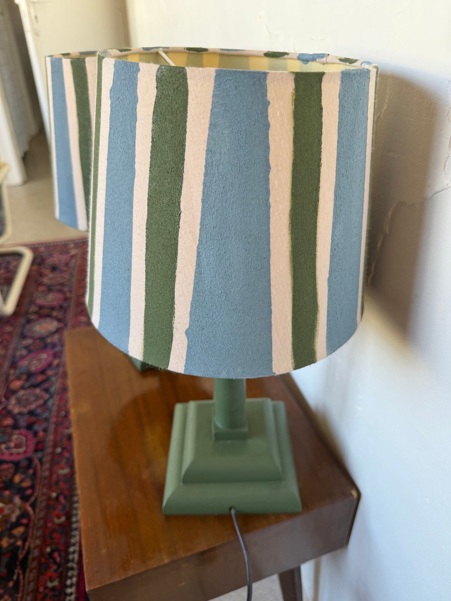 Paire de lampes vintage en bois avec leur abat jour rayé beige bleu et vert&nbsp;
