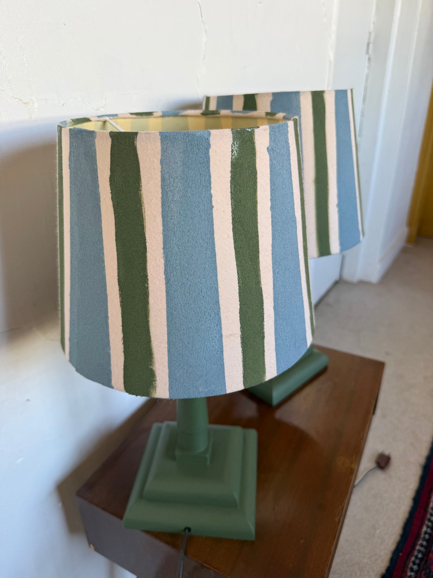 Paire de lampes vintage en bois avec leur abat jour rayé beige bleu et vert&nbsp;