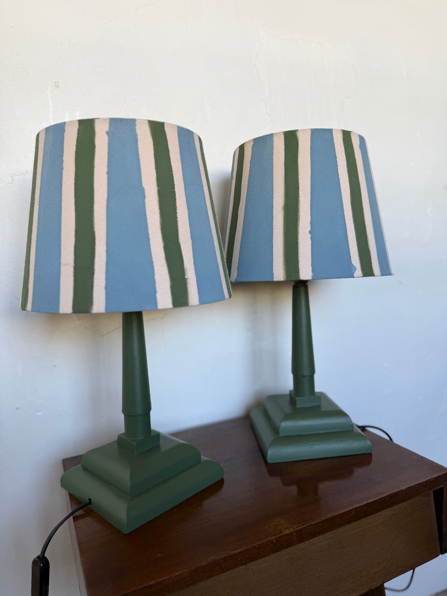 Paire de lampes vintage en bois avec leur abat jour rayé beige bleu et vert&nbsp;