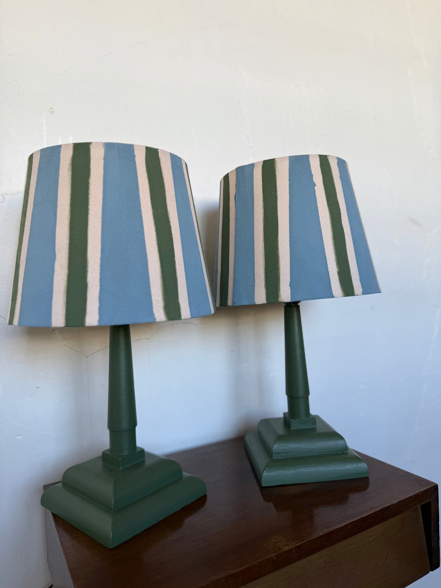 Paire de lampes vintage en bois avec leur abat jour rayé beige bleu et vert&nbsp;