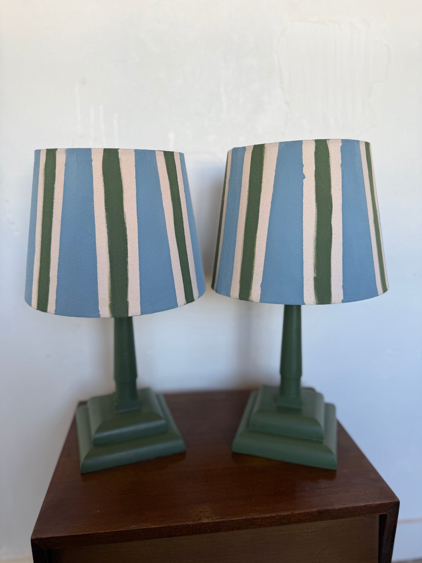 Paire de lampes vintage en bois avec leur abat jour rayé beige bleu et vert&nbsp;