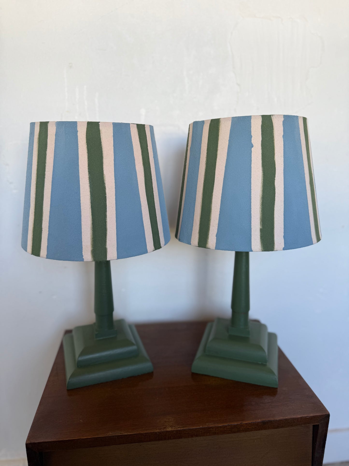 Paire de lampes vintage en bois avec leur abat jour rayé beige bleu et vert&nbsp;