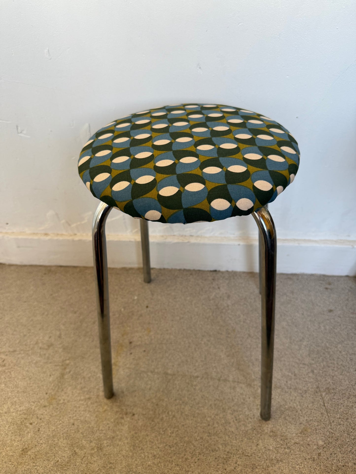 Tabouret chrome et tissu seventies