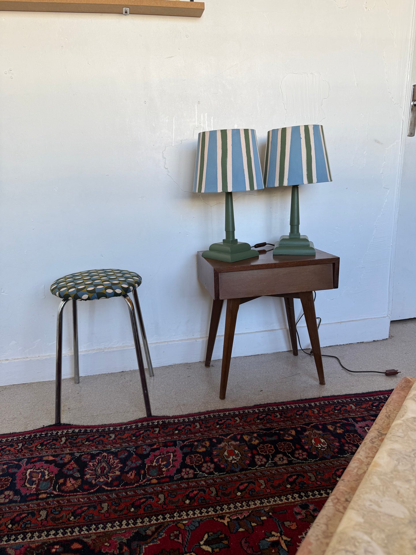 Paire de lampes vintage en bois avec leur abat jour rayé beige bleu et vert&nbsp;