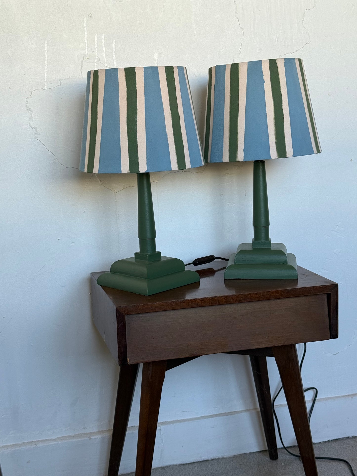 Paire de lampes vintage en bois avec leur abat jour rayé beige bleu et vert&nbsp;