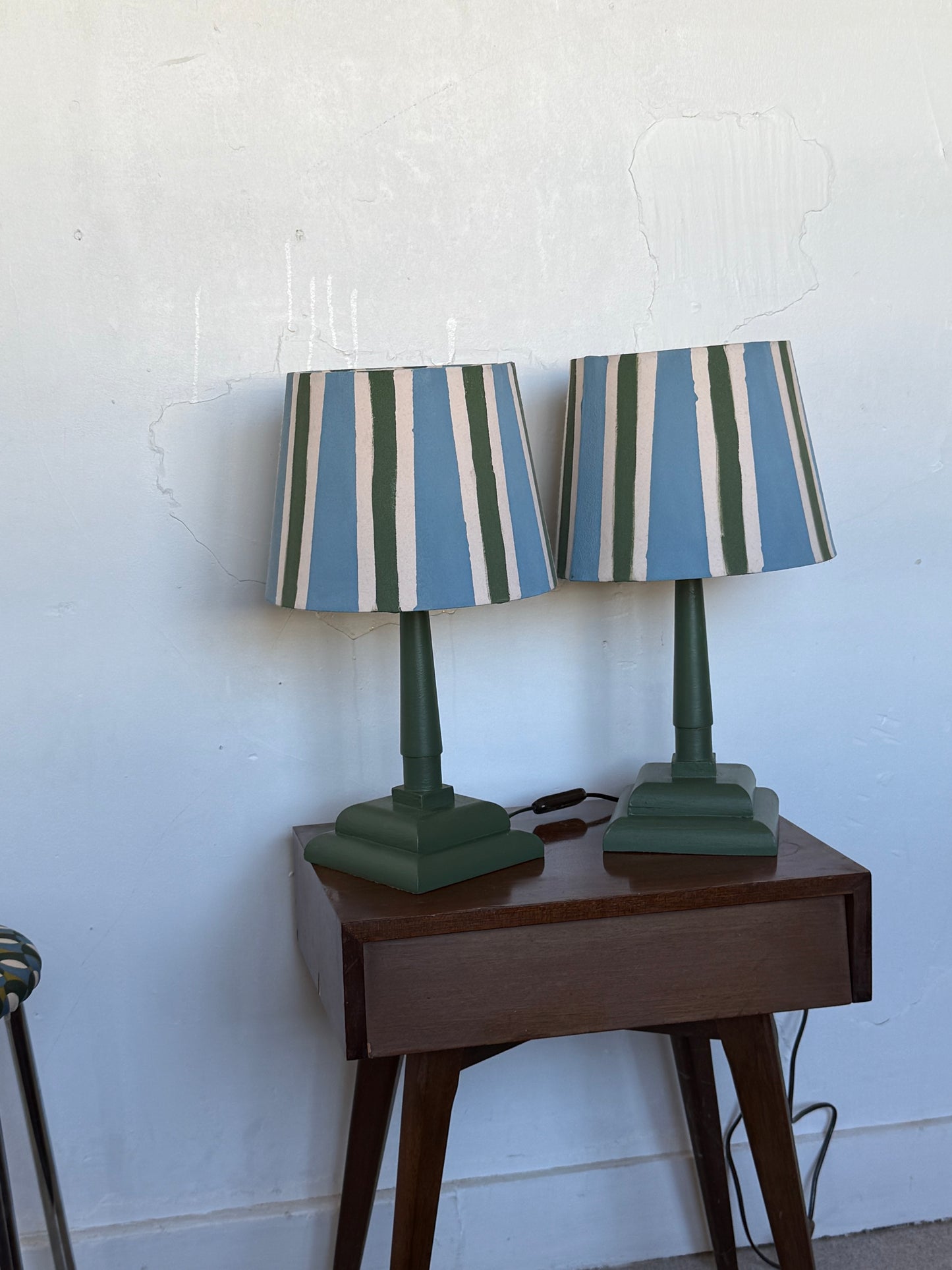 Paire de lampes vintage en bois avec leur abat jour rayé beige bleu et vert&nbsp;