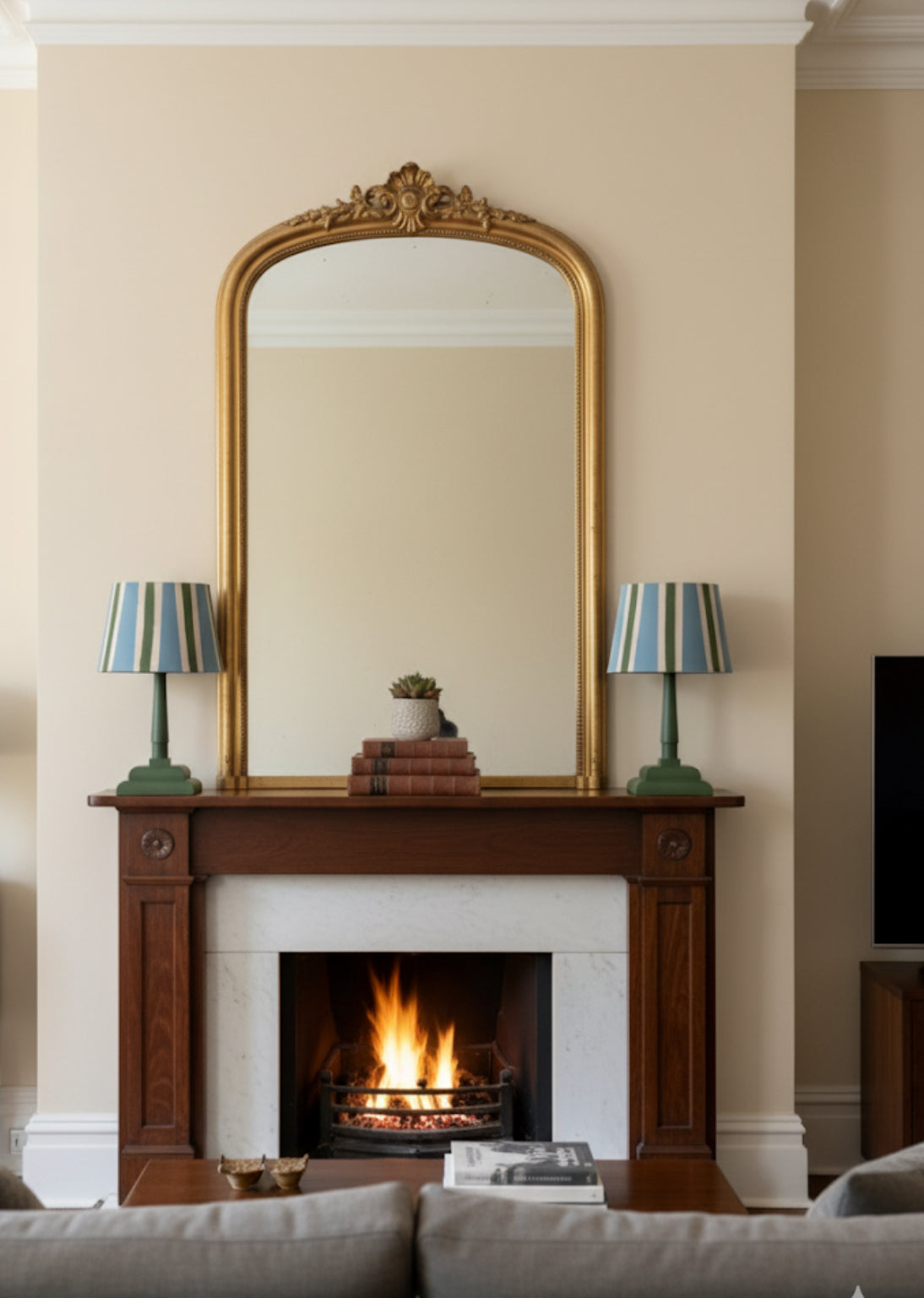 Paire de lampes vintage en bois avec leur abat jour rayé beige bleu et vert&nbsp;