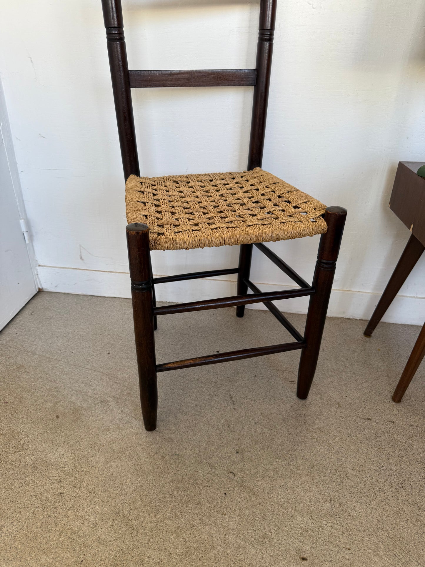 Chaise vintage en bois et paille tressée