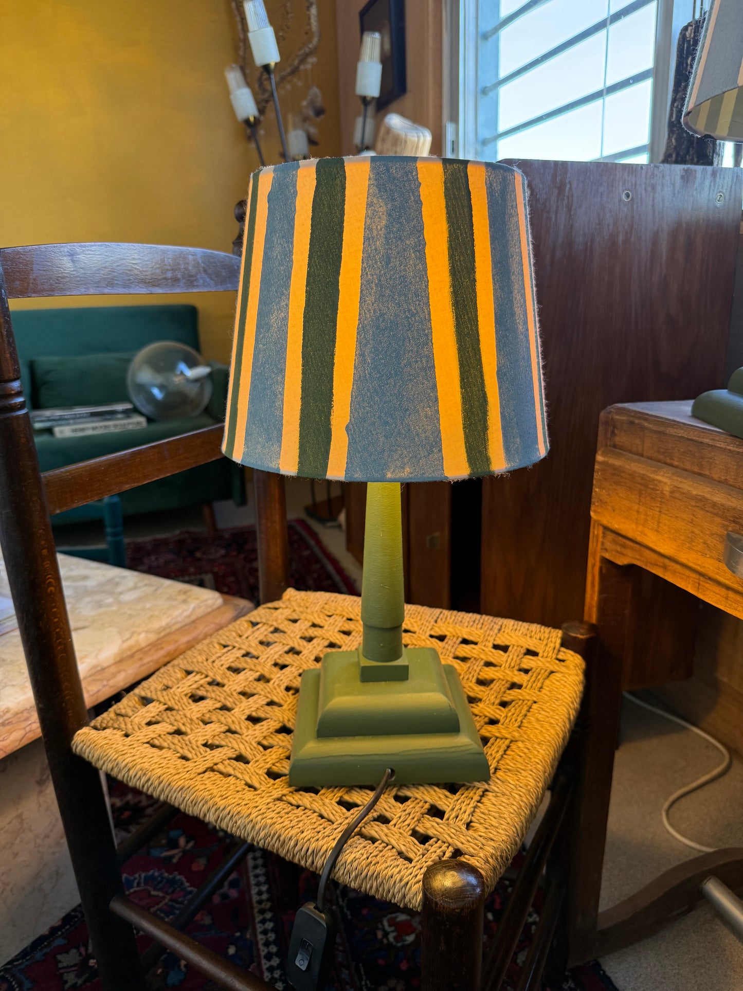 Paire de lampes vintage en bois avec leur abat jour rayé beige bleu et vert&nbsp;