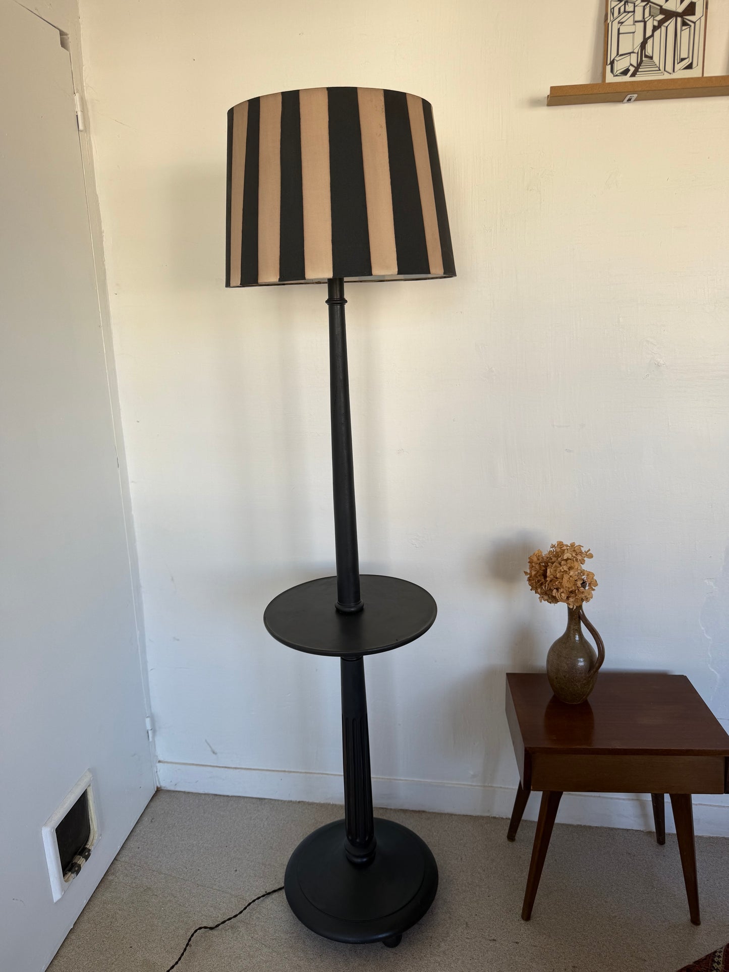 Lampadaire vintage en bois patiné noir et abat jour rayé