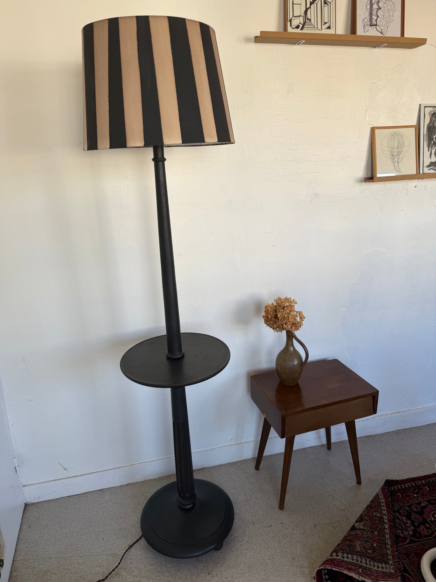 Lampadaire vintage en bois patiné noir et abat jour rayé