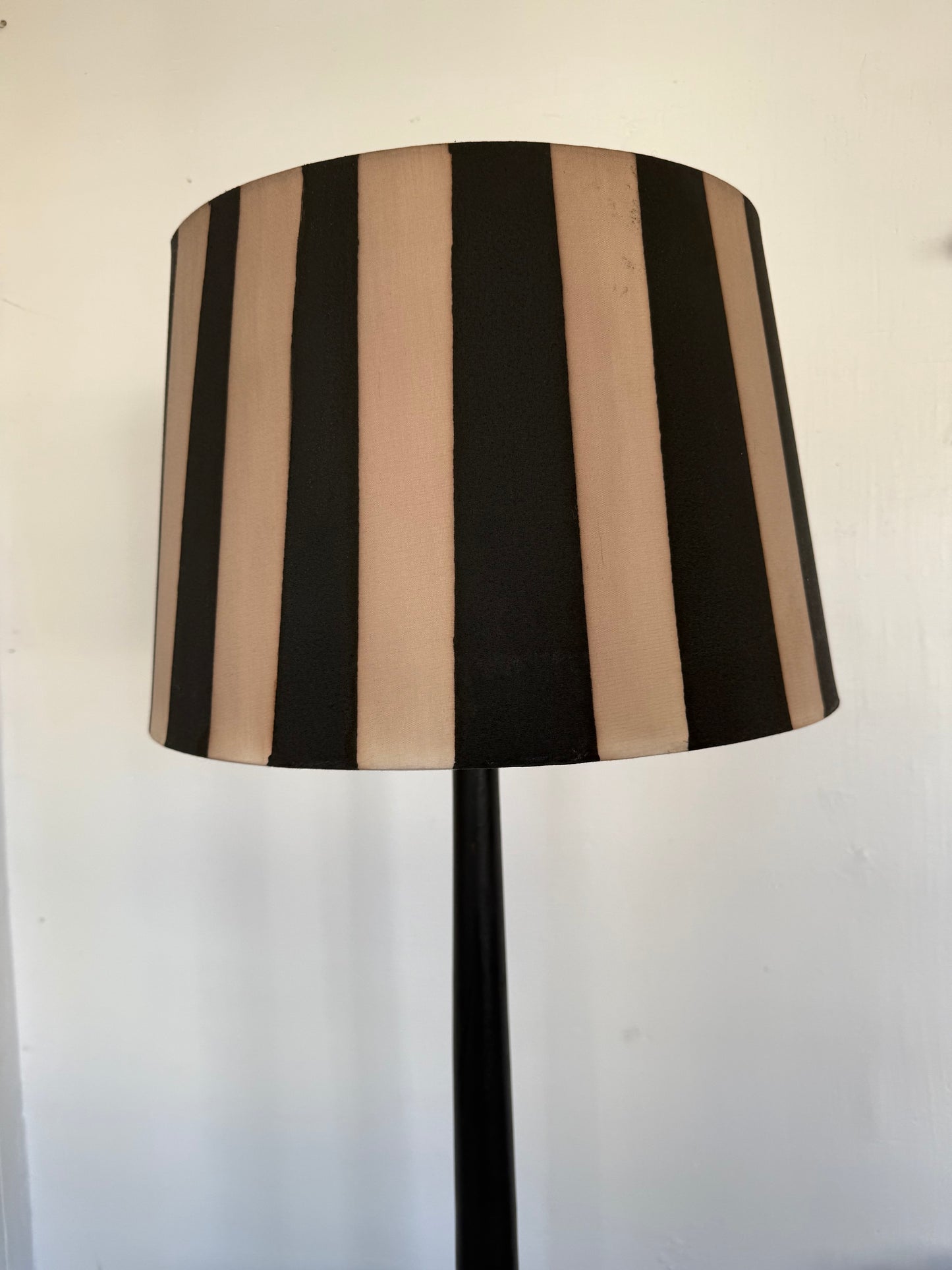 Lampadaire vintage en bois patiné noir et abat jour rayé