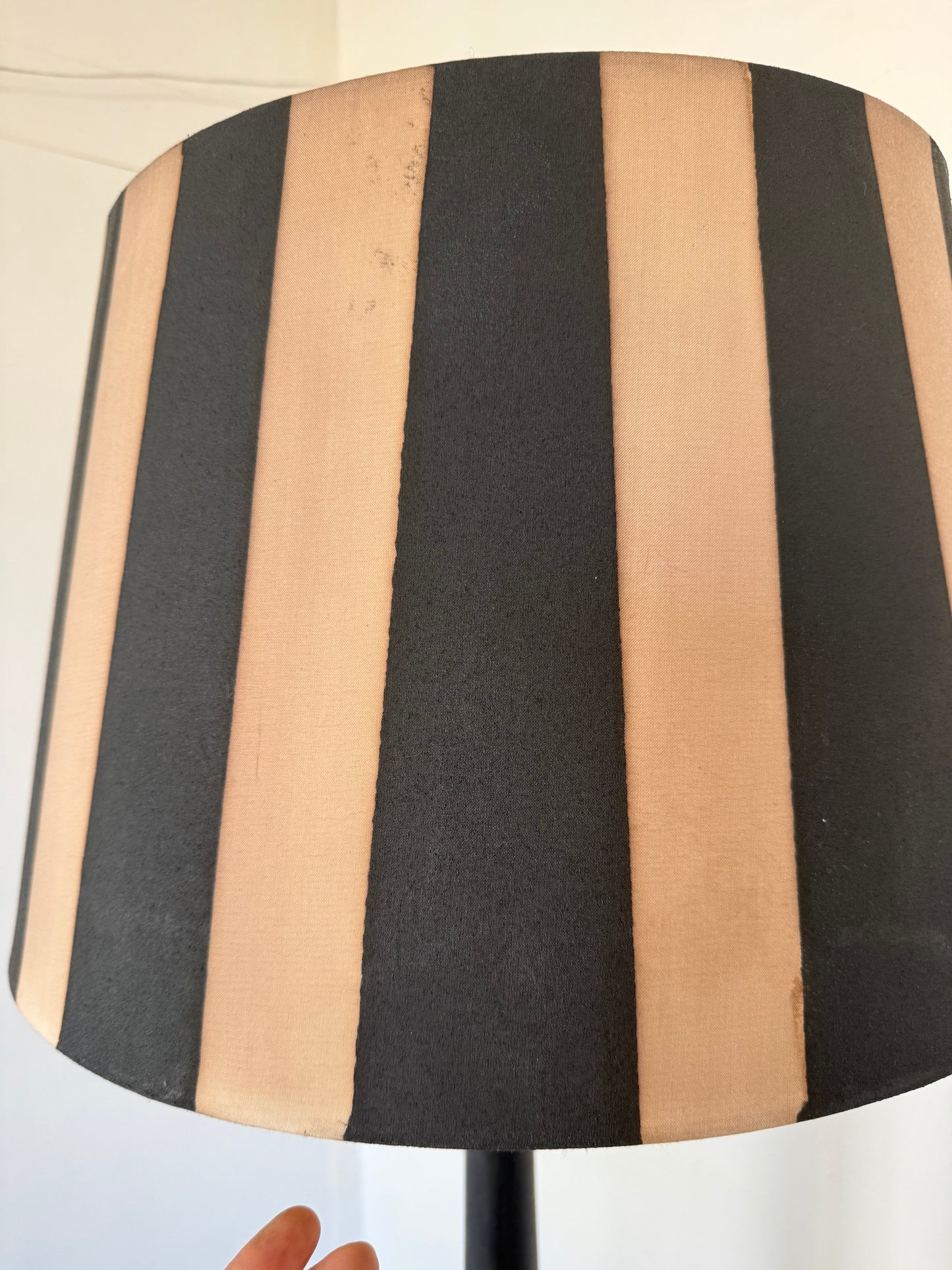 Lampadaire vintage en bois patiné noir et abat jour rayé