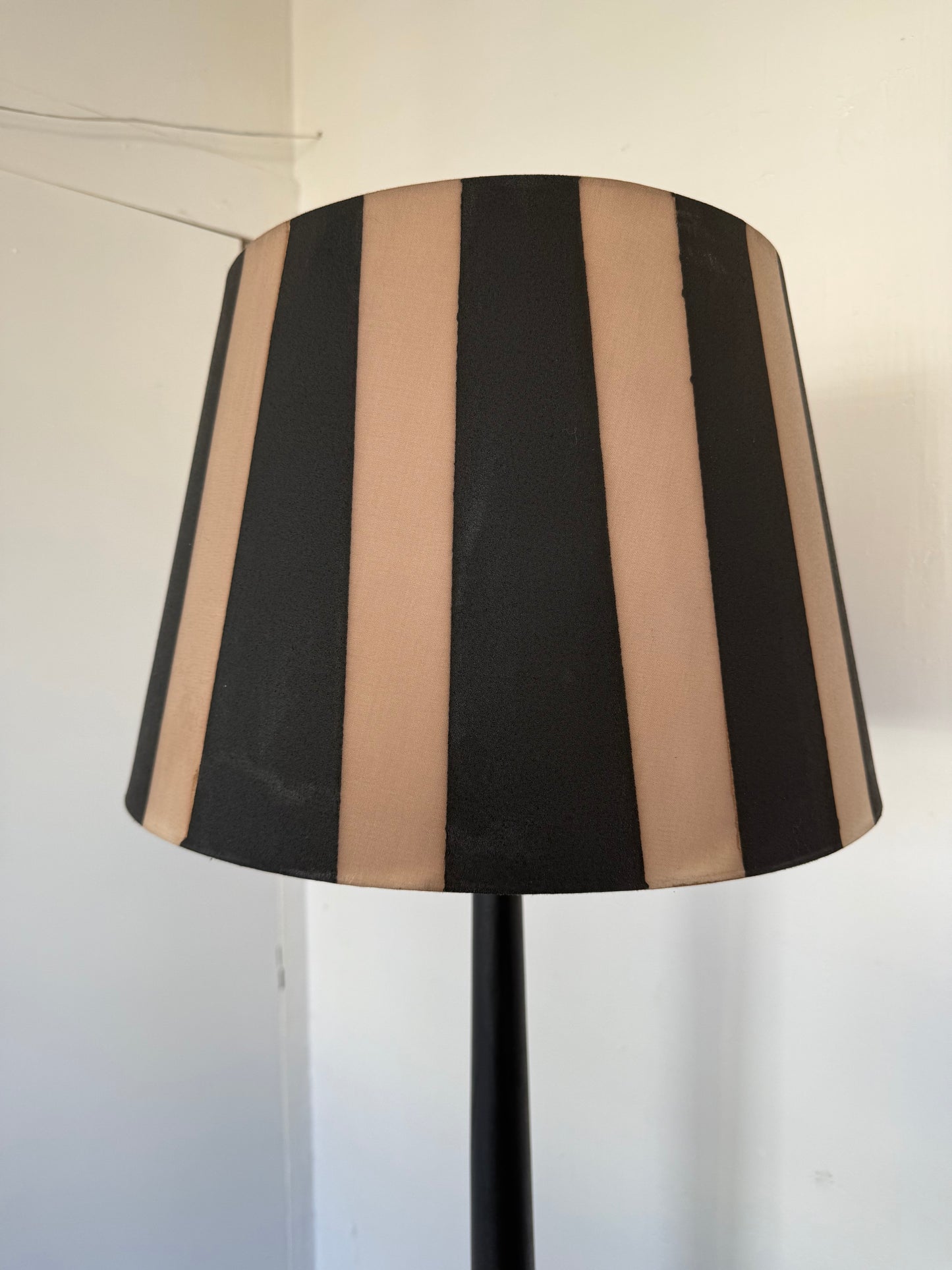 Lampadaire vintage en bois patiné noir et abat jour rayé