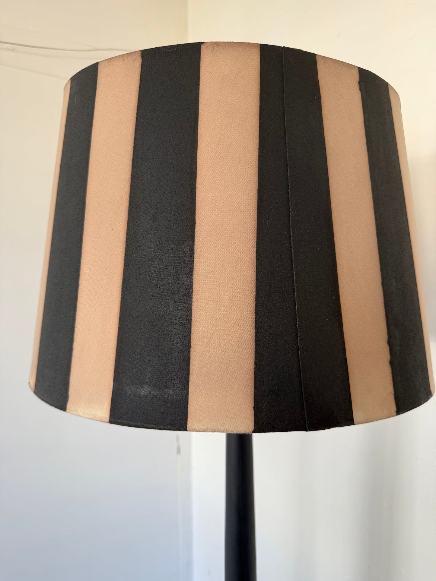 Lampadaire vintage en bois patiné noir et abat jour rayé