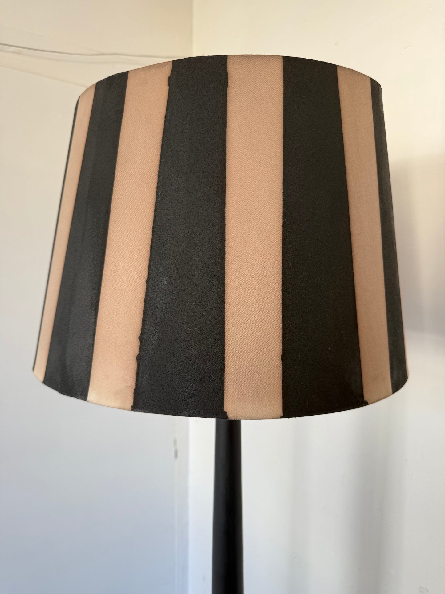 Lampadaire vintage en bois patiné noir et abat jour rayé