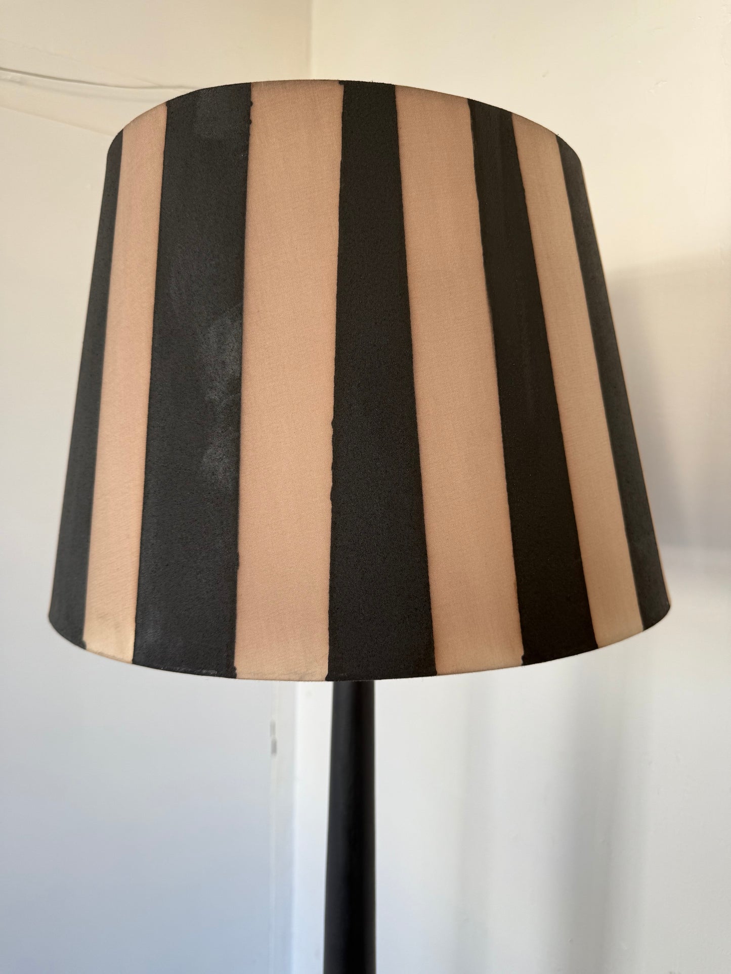 Lampadaire vintage en bois patiné noir et abat jour rayé