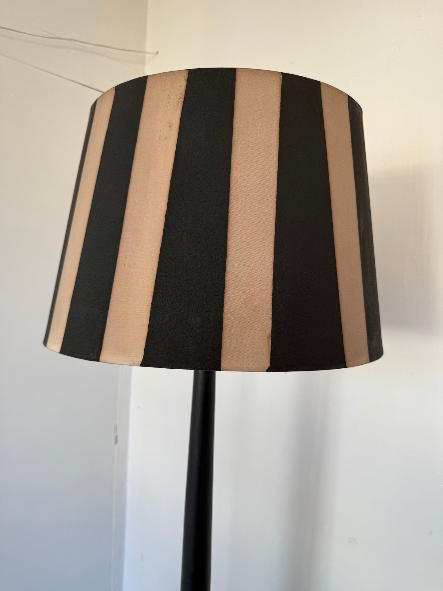 Lampadaire vintage en bois patiné noir et abat jour rayé