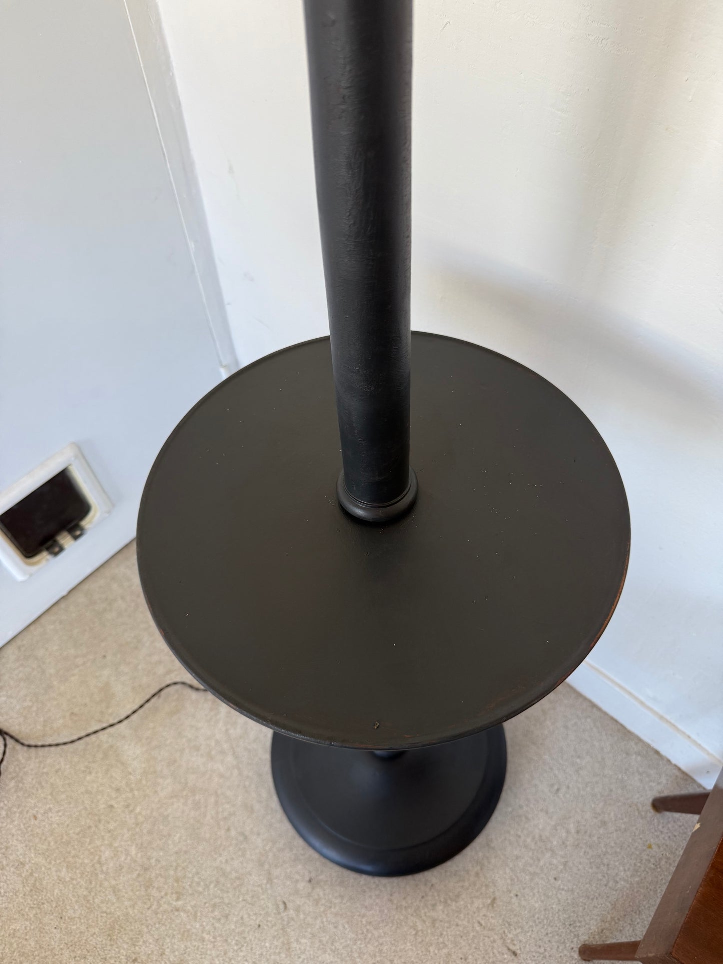 Lampadaire vintage en bois patiné noir et abat jour rayé