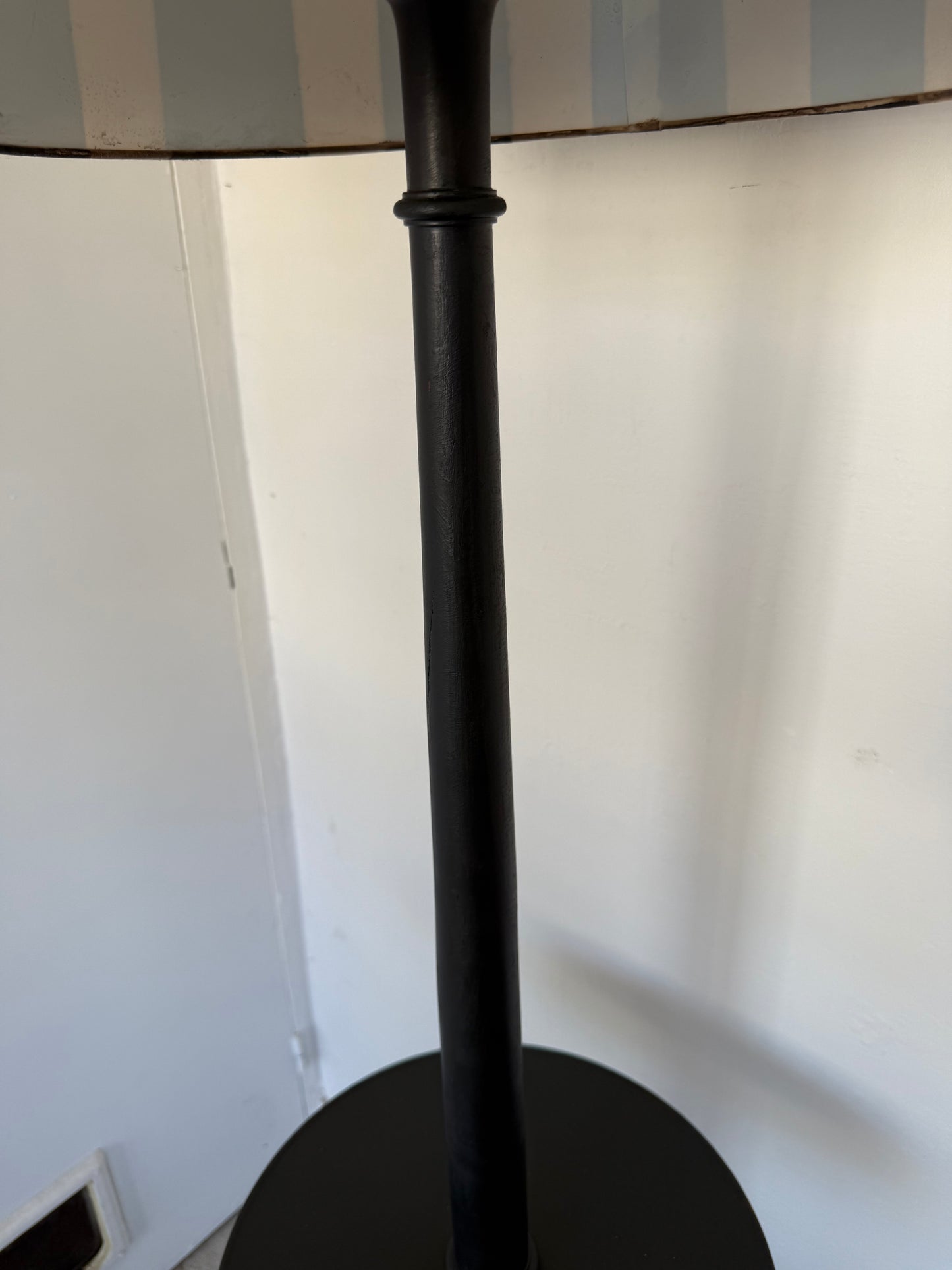 Lampadaire vintage en bois patiné noir et abat jour rayé