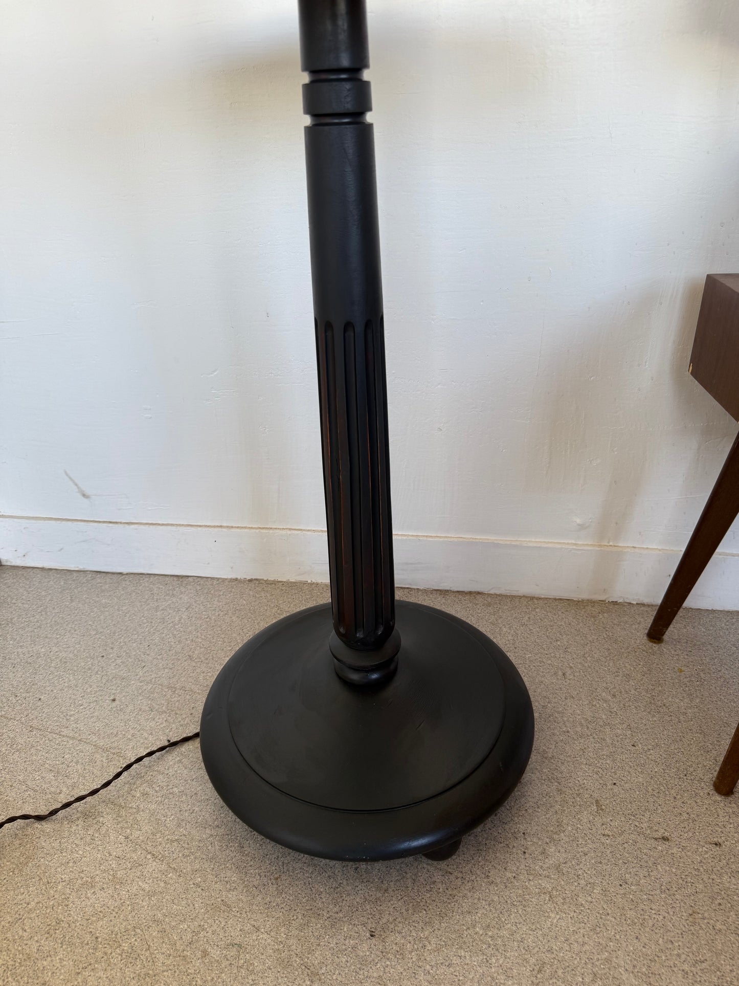 Lampadaire vintage en bois patiné noir et abat jour rayé