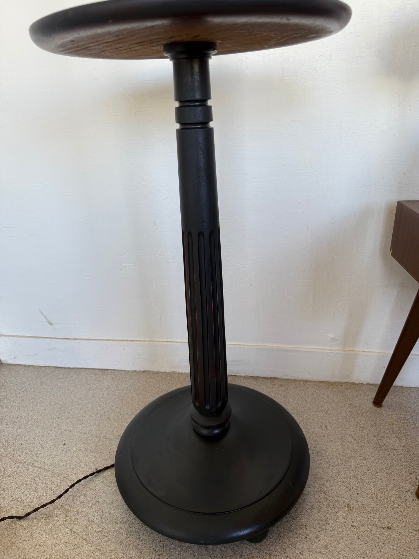 Lampadaire vintage en bois patiné noir et abat jour rayé