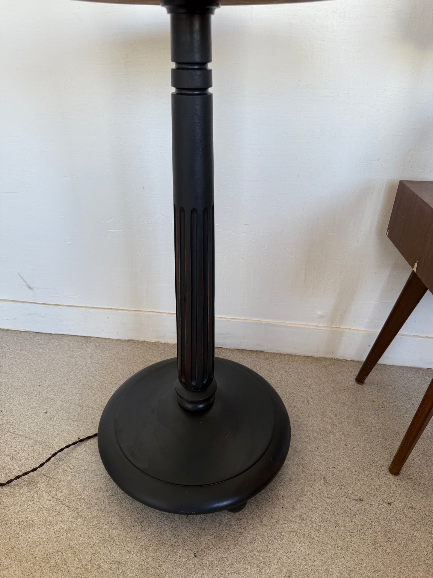 Lampadaire vintage en bois patiné noir et abat jour rayé