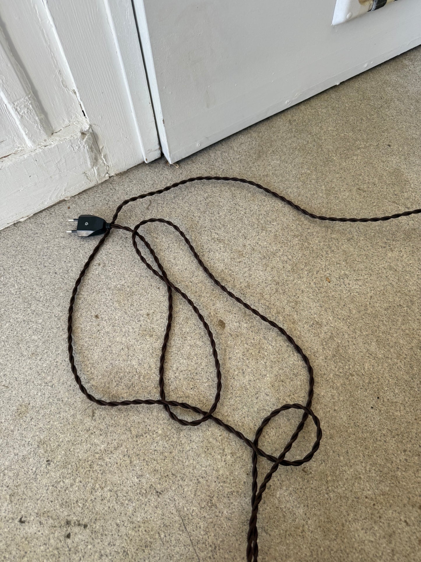 Lampadaire vintage en bois patiné noir et abat jour rayé