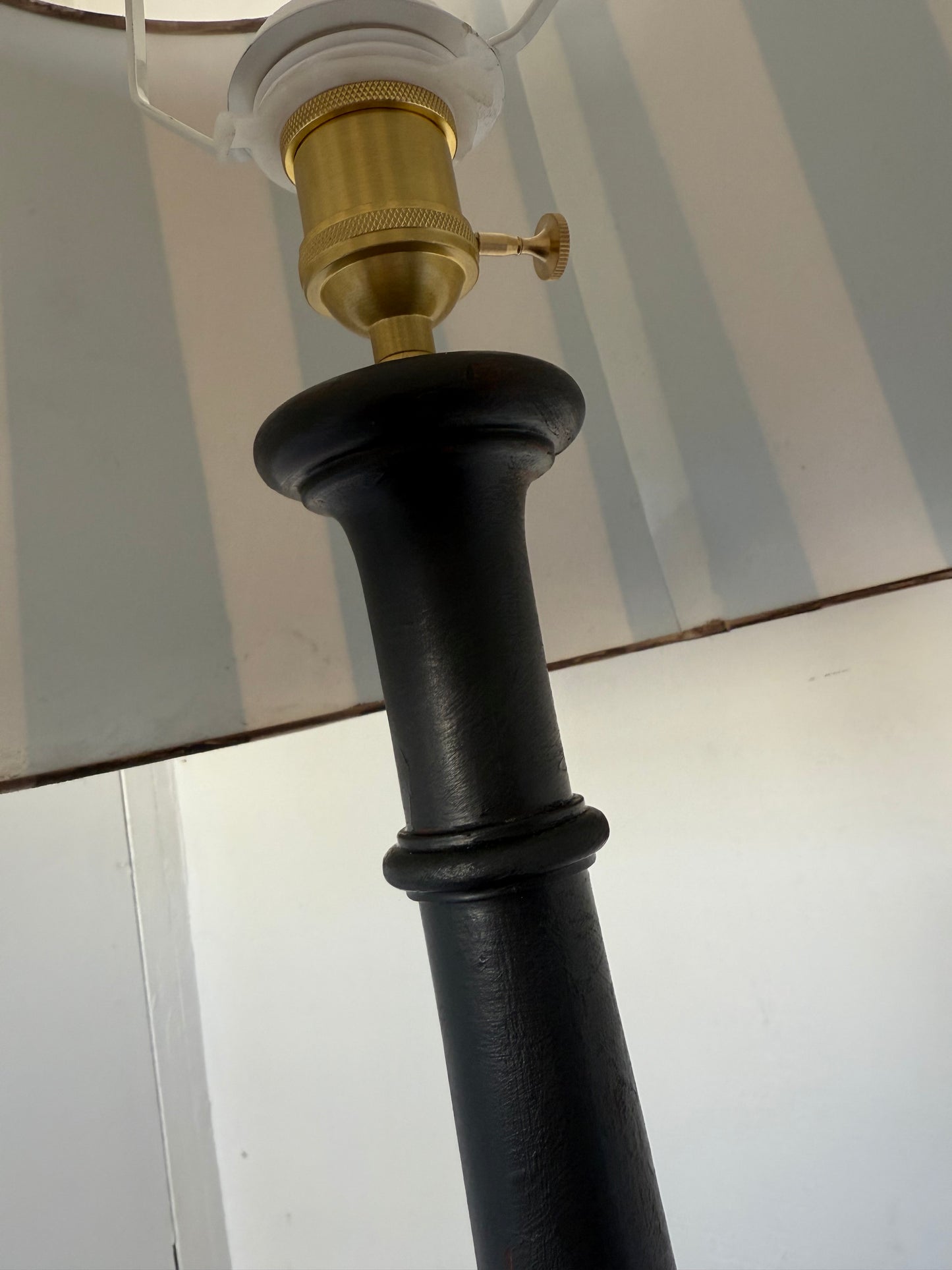 Lampadaire vintage en bois patiné noir et abat jour rayé