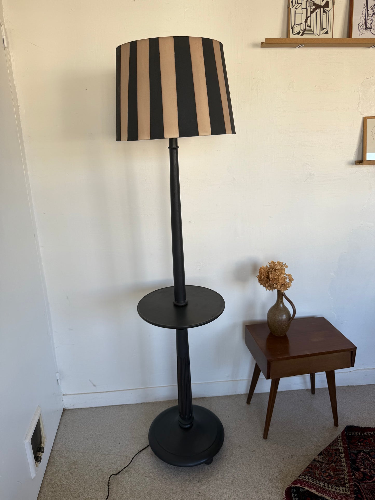 Lampadaire vintage en bois patiné noir et abat jour rayé