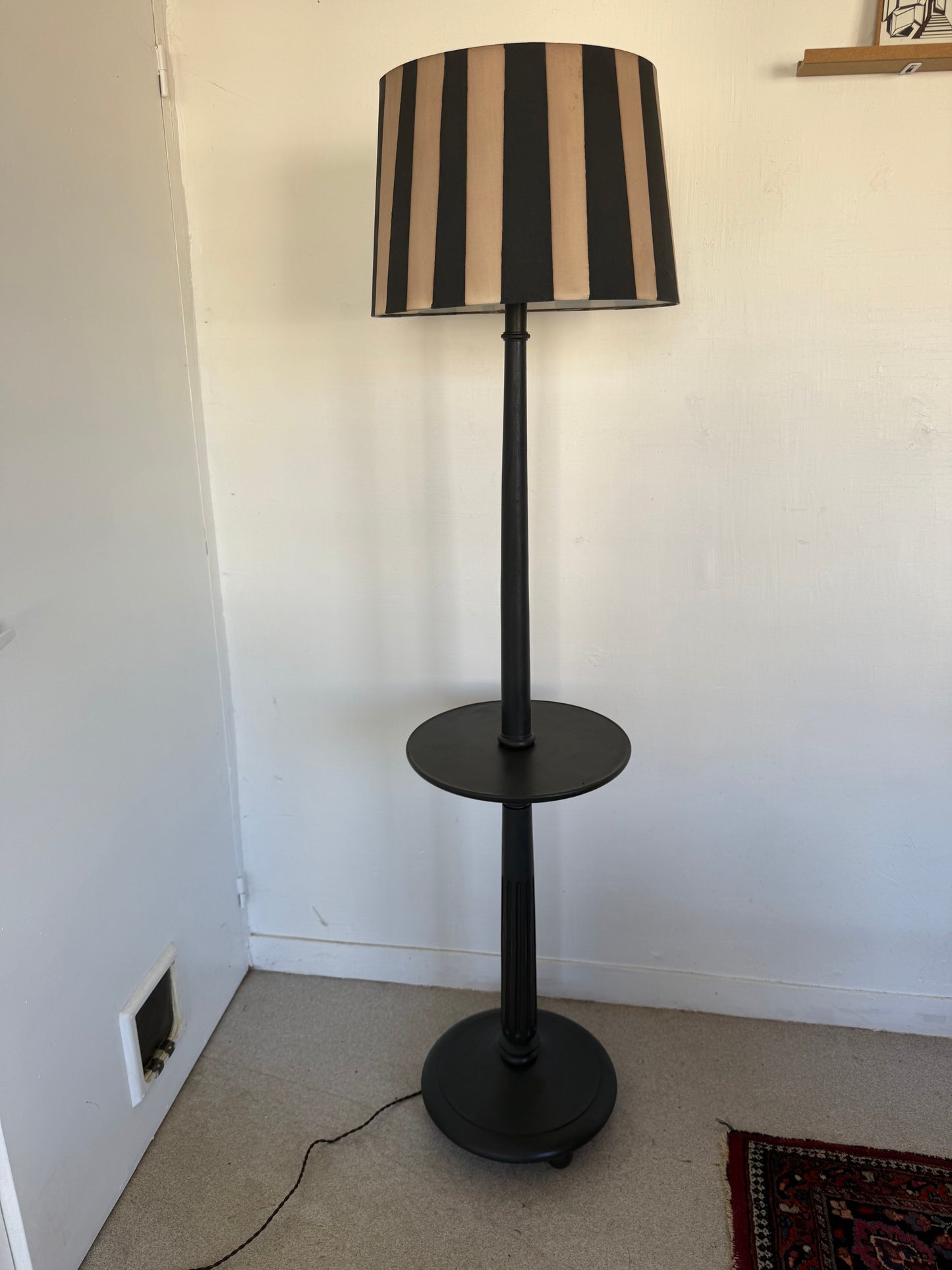 Lampadaire vintage en bois patiné noir et abat jour rayé