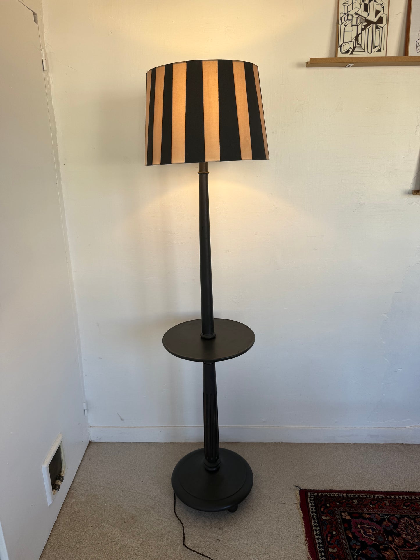 Lampadaire vintage en bois patiné noir et abat jour rayé