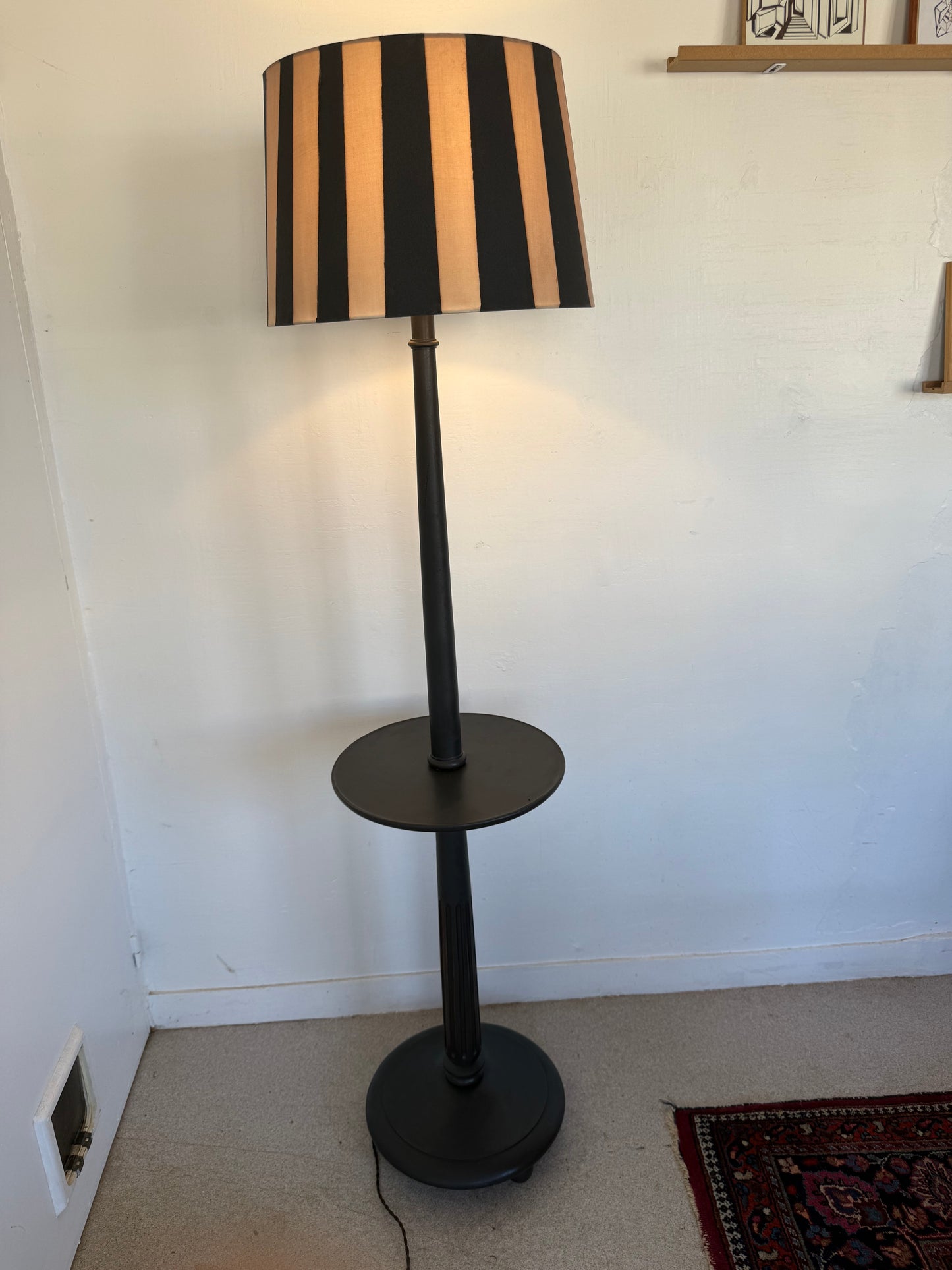 Lampadaire vintage en bois patiné noir et abat jour rayé