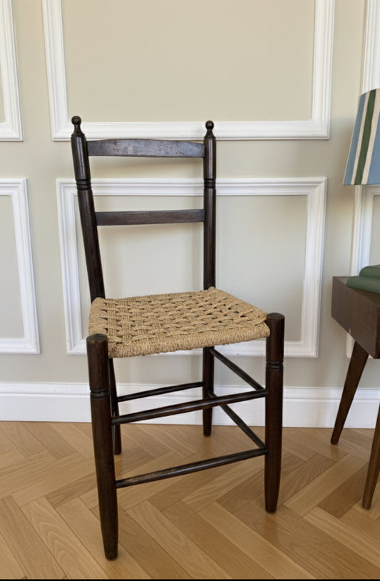 Chaise vintage en bois et paille tressée