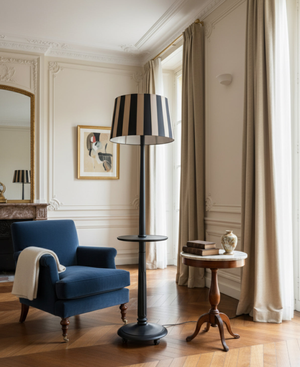 Lampadaire vintage en bois patiné noir et abat jour rayé