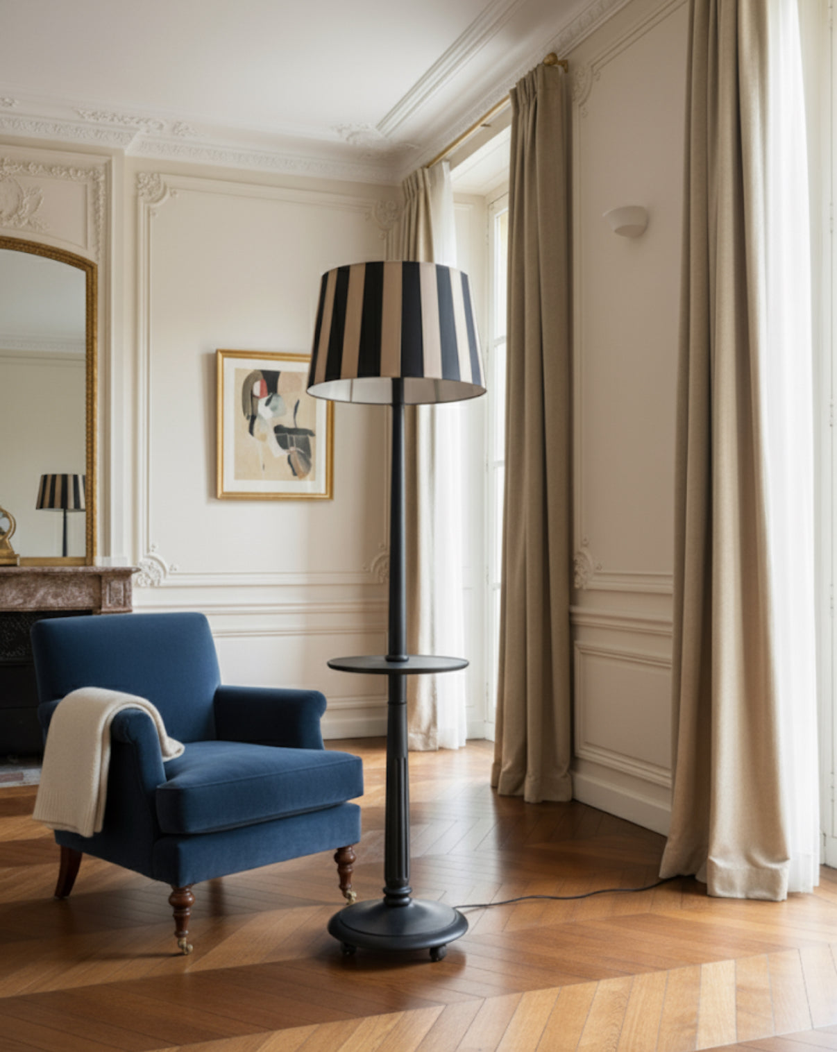 Lampadaire vintage en bois patiné noir et abat jour rayé