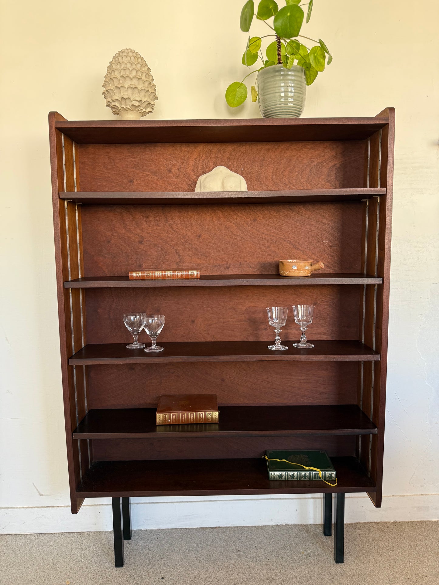 Bibliothèque étagère vintage placage et pied métal