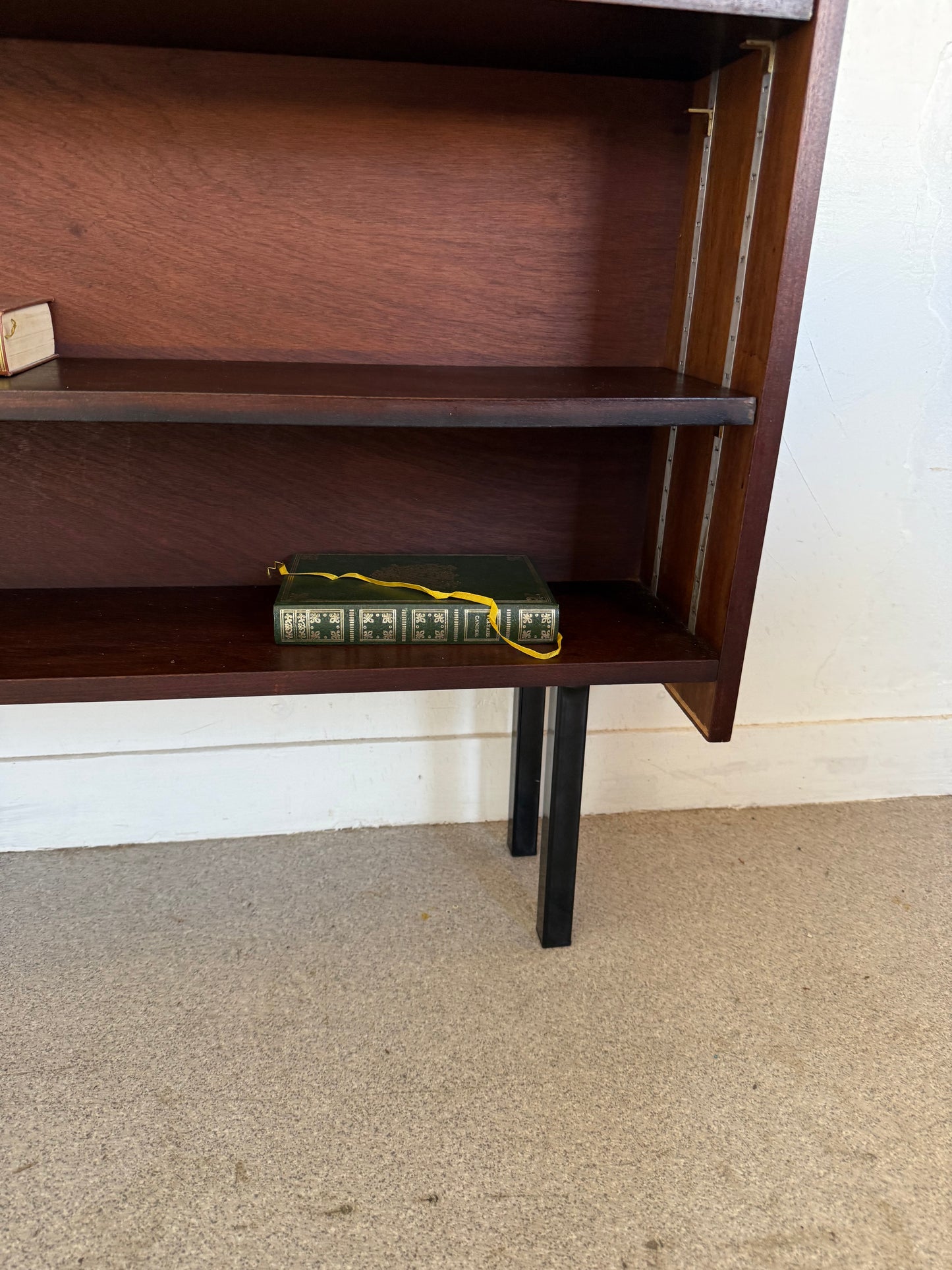 Bibliothèque étagère vintage placage et pied métal