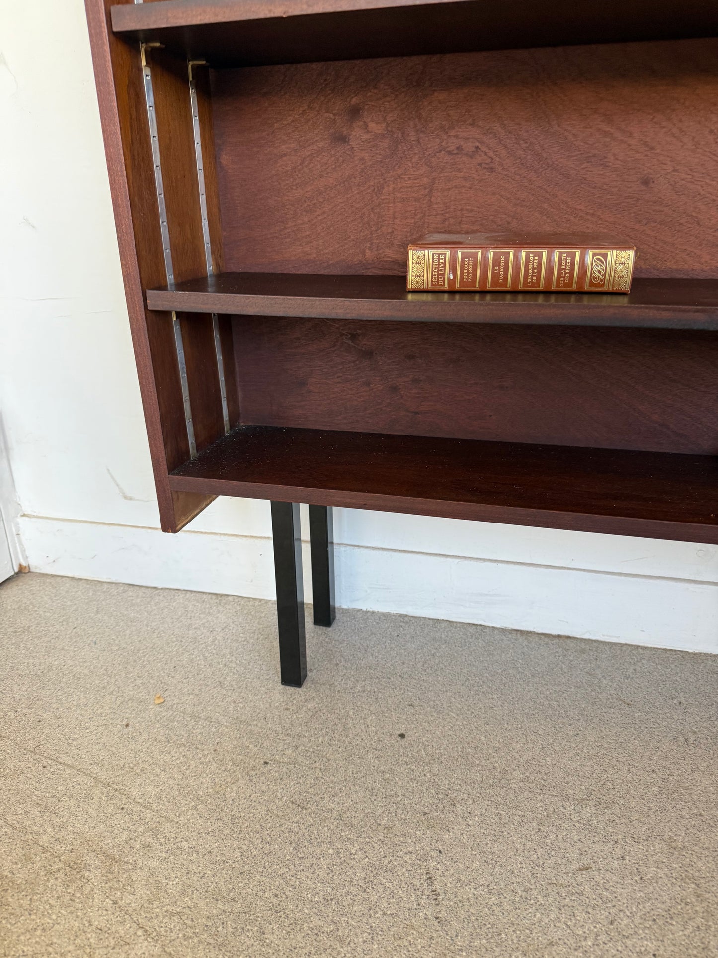 Bibliothèque étagère vintage placage et pied métal