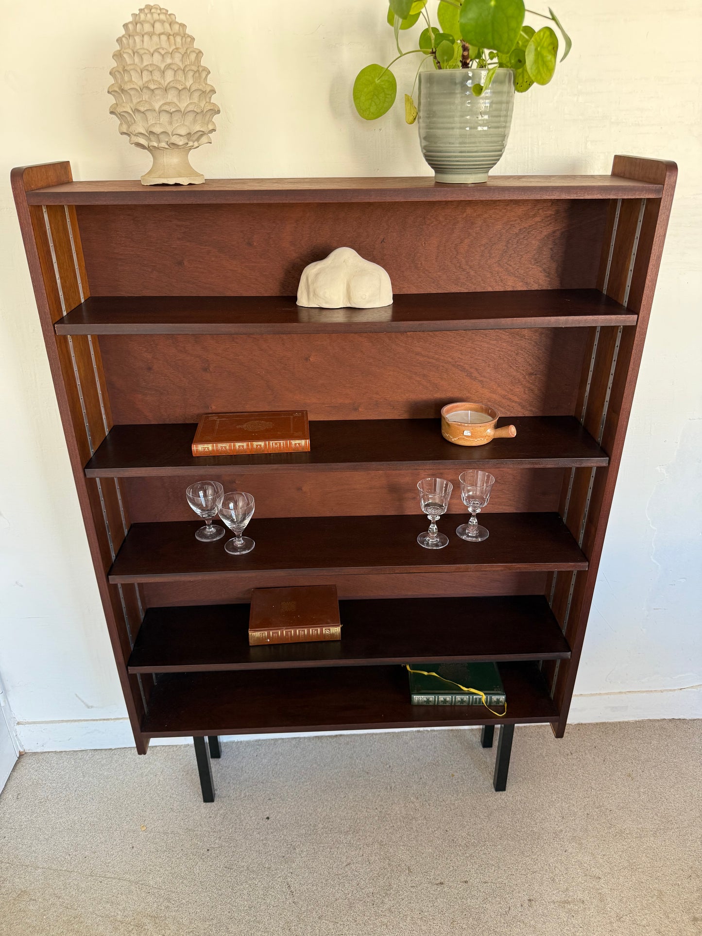 Bibliothèque étagère vintage placage et pied métal