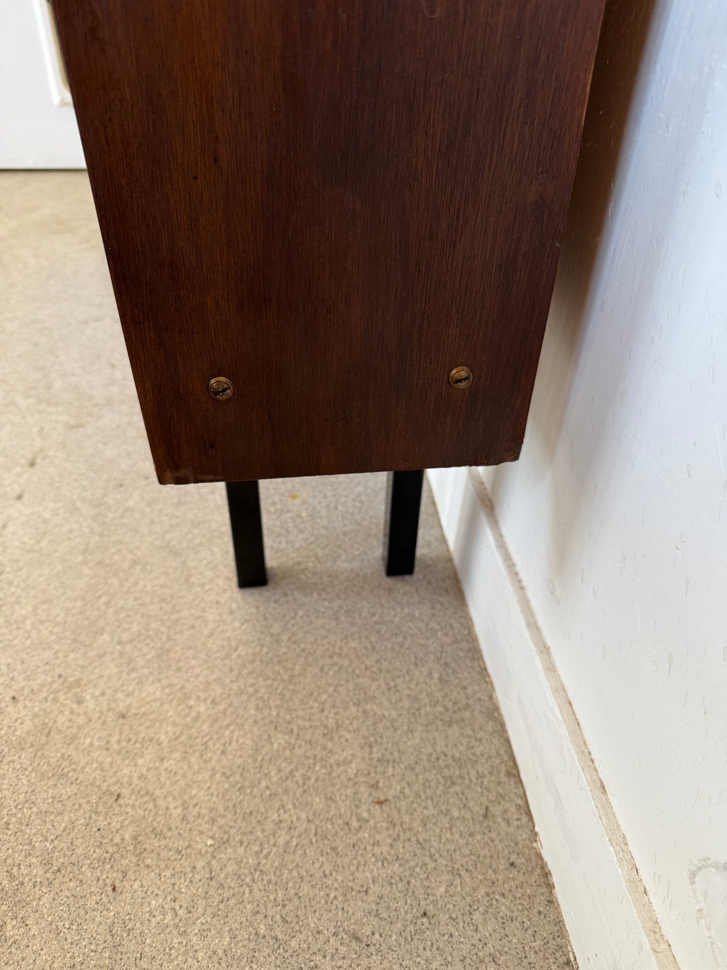 Bibliothèque étagère vintage placage et pied métal