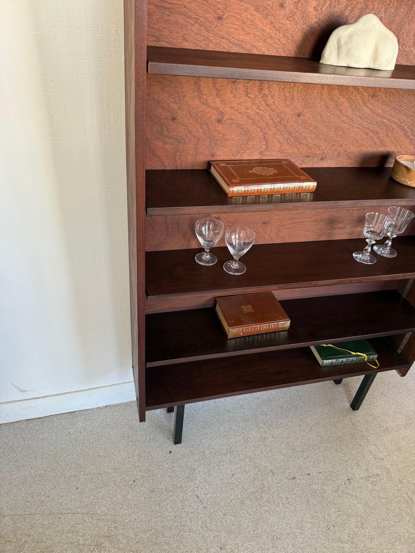 Bibliothèque étagère vintage placage et pied métal